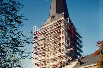 Eingerüsteter Kirchturm