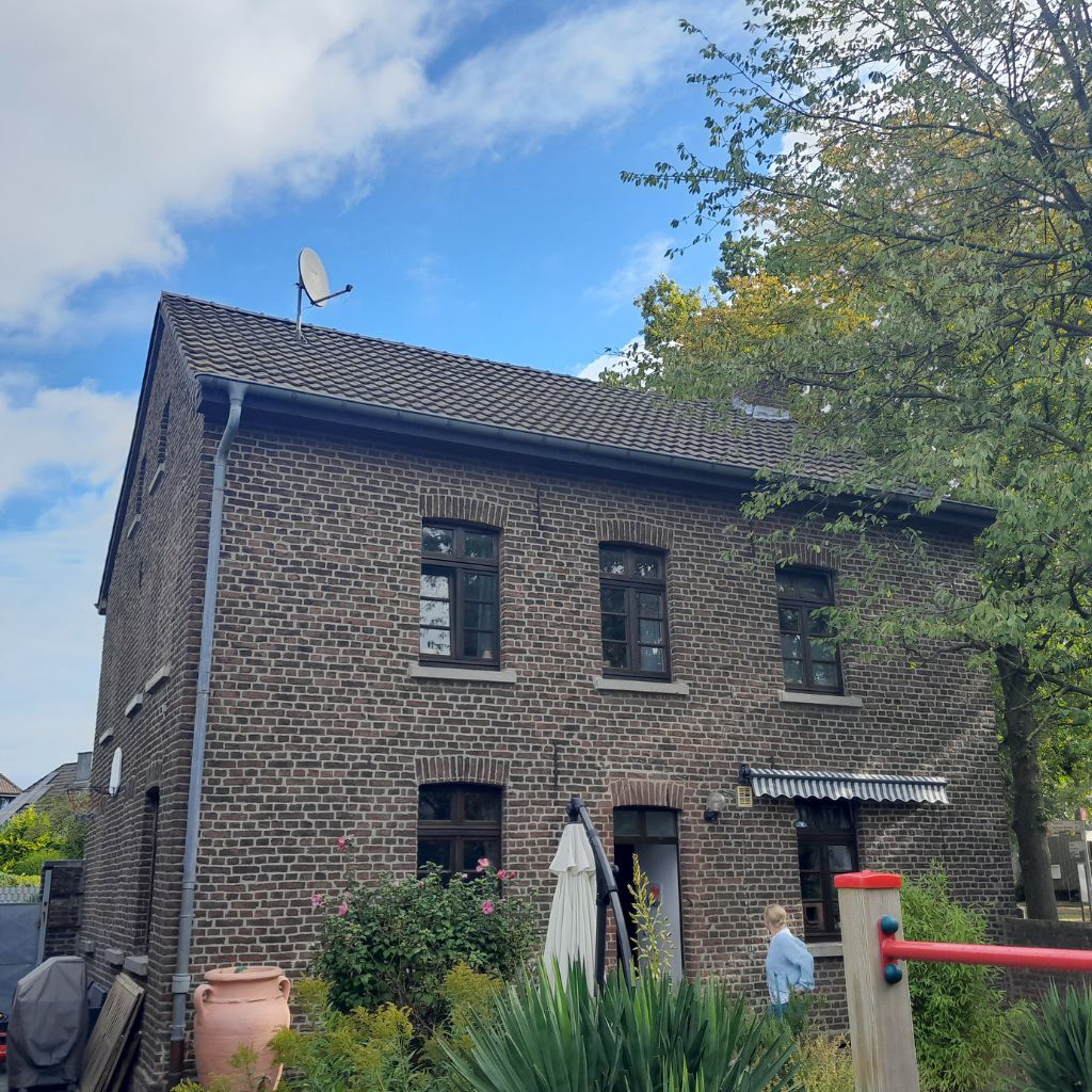 Ein Kunden-Steildach bevor es saniert wurde