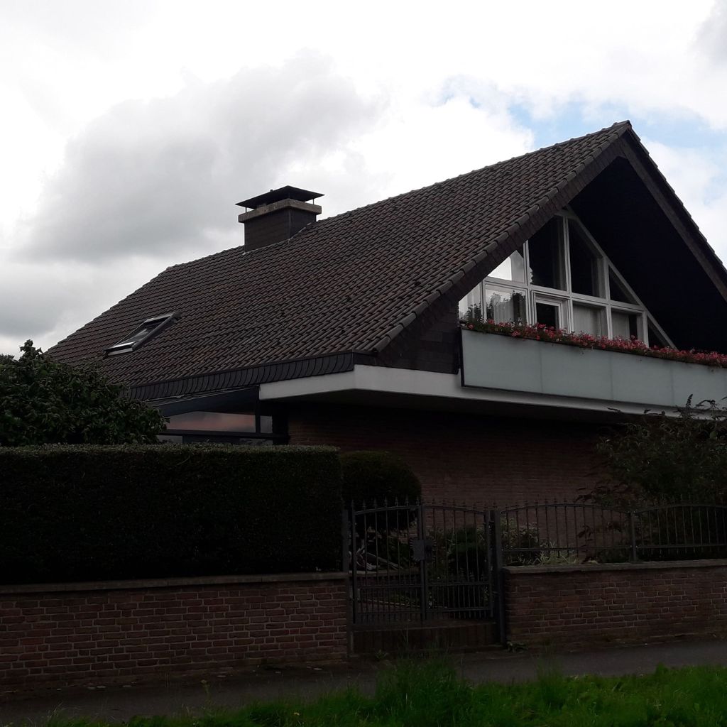 Ein Steildach bevor es mit Dachbegrünung und Photovoltaikmodulen saniert wurde