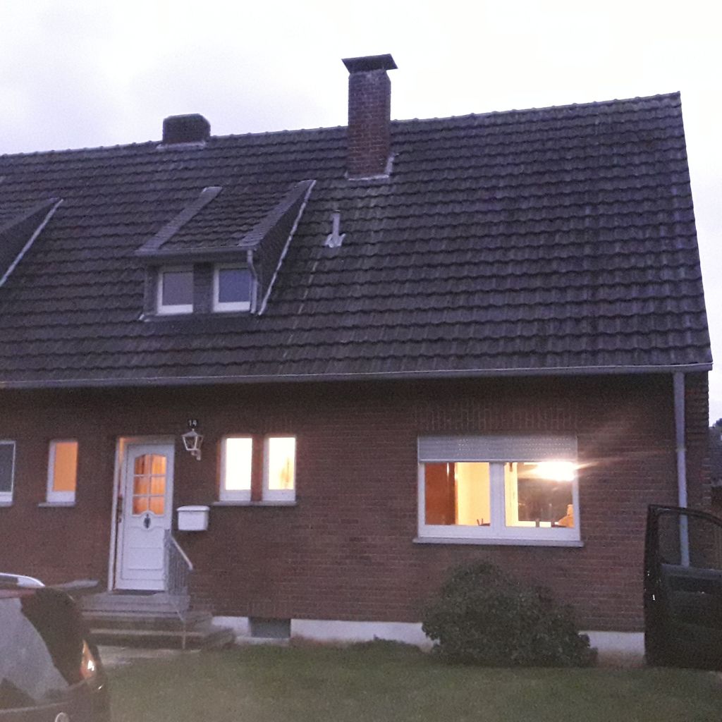 Ein Steildach mit Dachgaube und Kamin bevor es saniert wurde