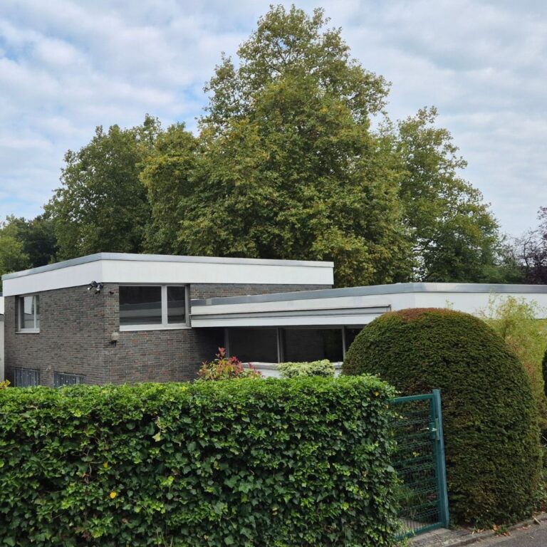Ein Flachdach bevor es von uns, Dohmesen Dach, saniert wurde
