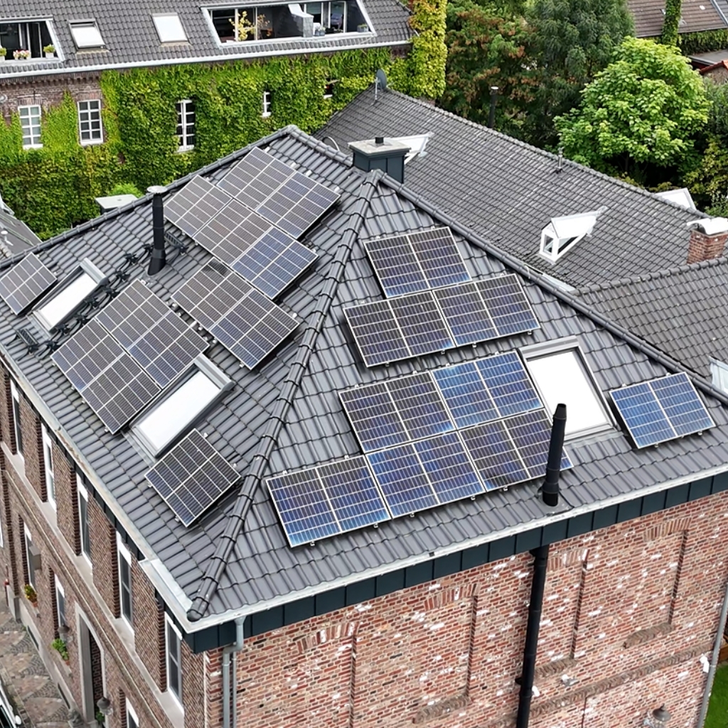Ein Steildach das von uns, Dohmesen Dach, saniert und mit Photovoltaikmodulen ausgestattet wurde